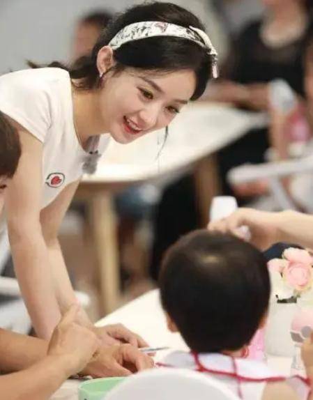 想想坐行李箱不要太萌母子俩露营超惬意澳门