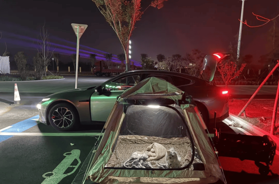 间年轻人旅行掀起“帐篷过夜”热潮新葡京博彩不住酒店住帐篷！国庆期